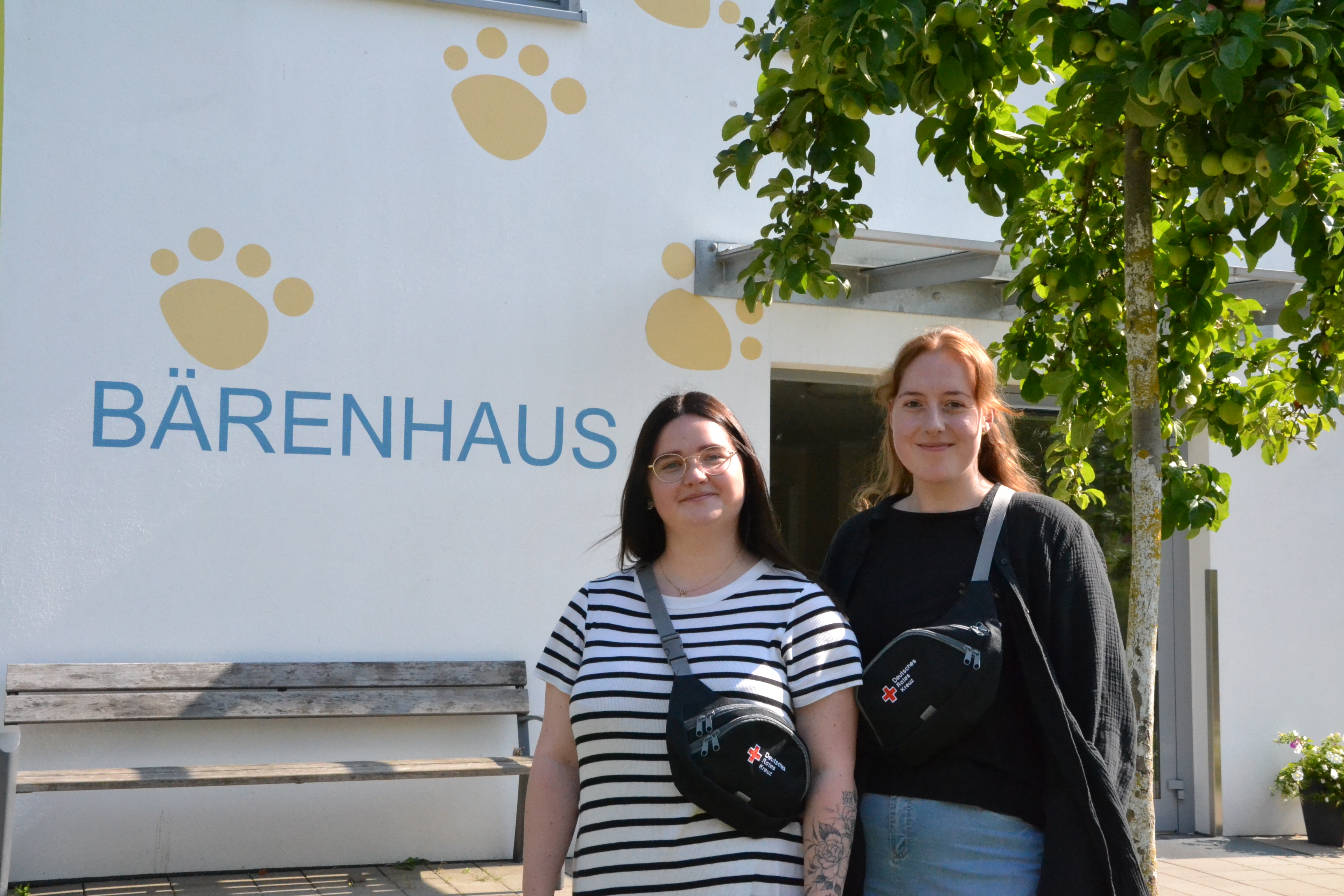Bild zeigt Jenney Bittner und Sarah Sternberg vor dem Gebäude der Kita Bärenhaus