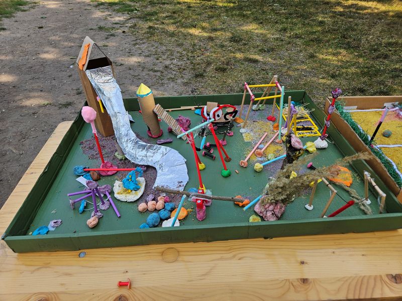 Bild zeigt ein nicht maßstabsgetreues Modell mit den Ideen der Kinder für ihren Spielplatz