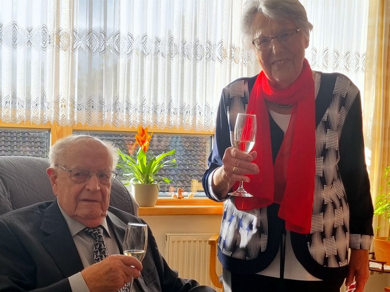 Bild zeigt Ernst und Anneliese Rieckhoff beim anstoßen mit einem Glas Sekt 