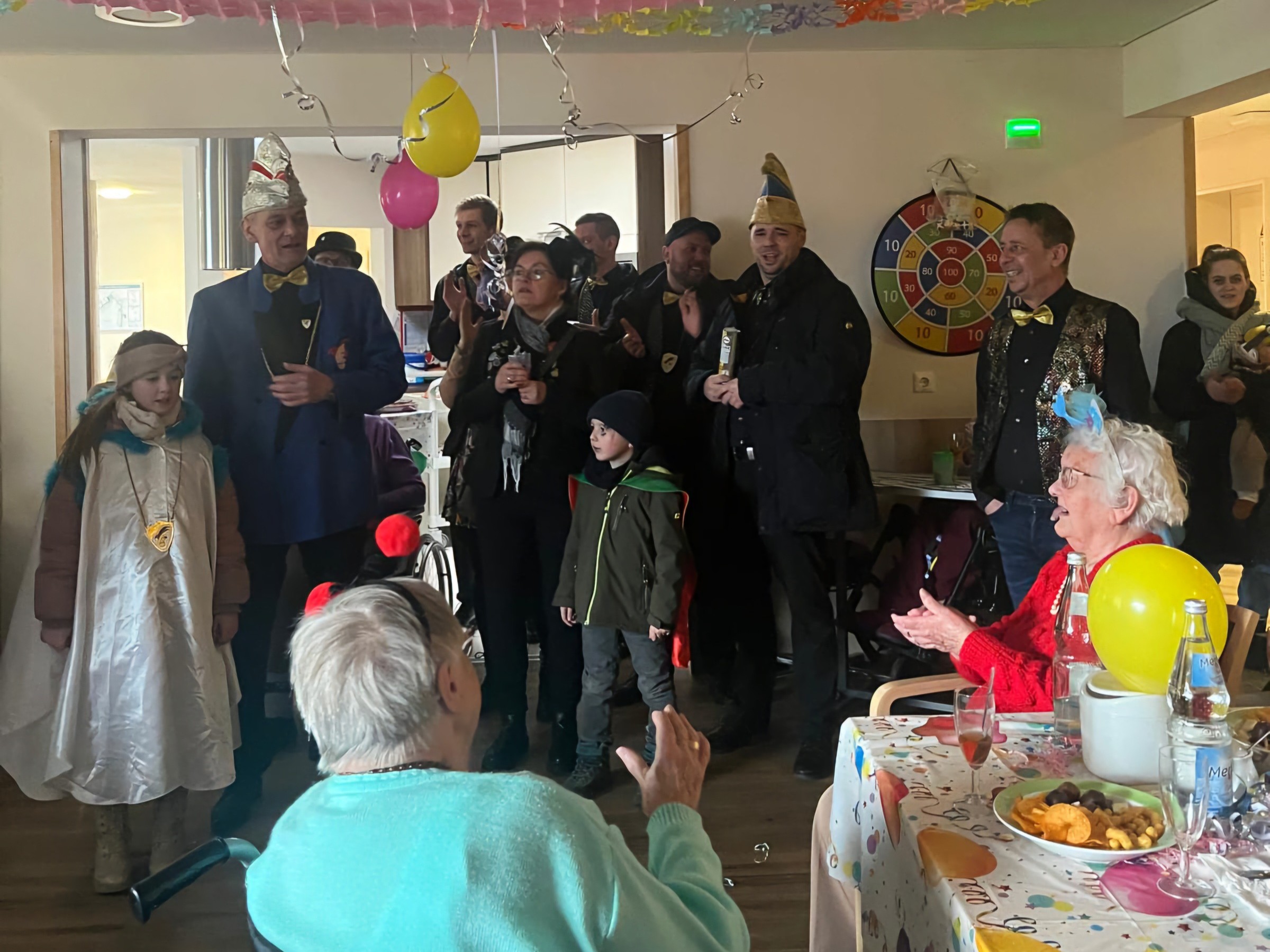 Bild zeigt den Besuch einer Abordnung des Carneval Club Lawena e.V. im Seniorenheim 