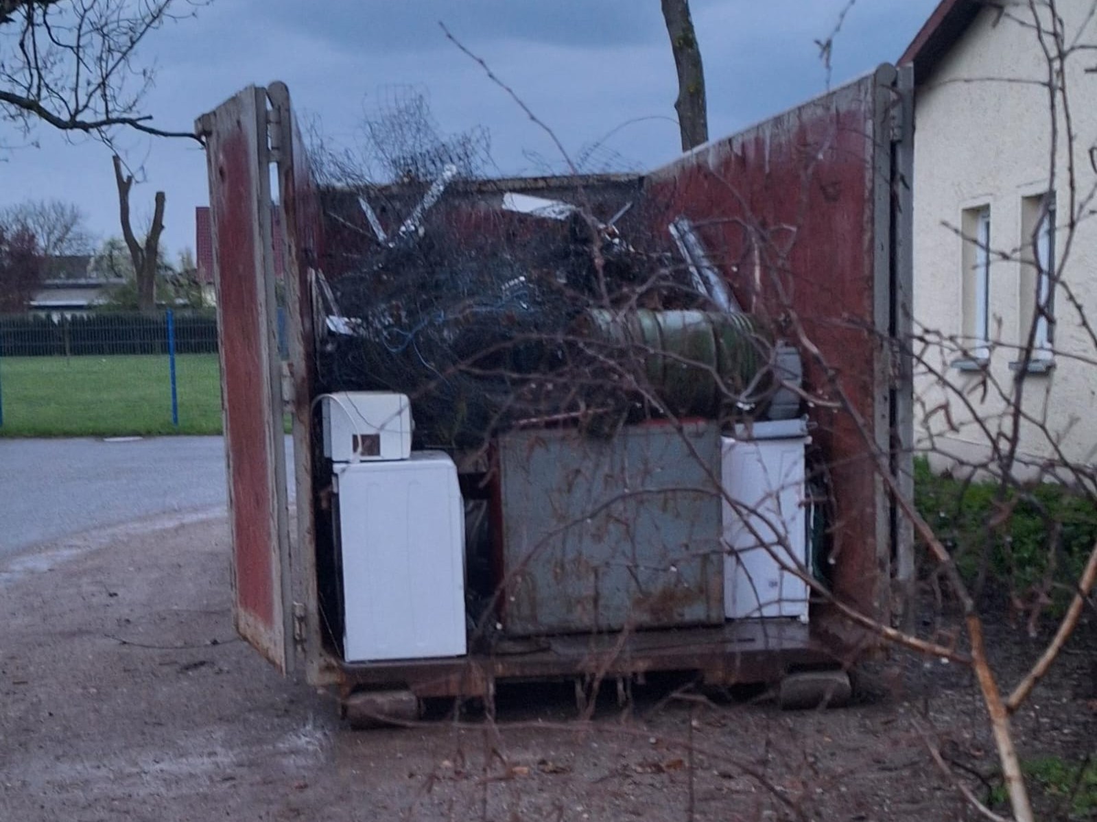 Bild zeigt einen Container, welcher schon recht gut mit gesammeltem Schrott gefüllt ist