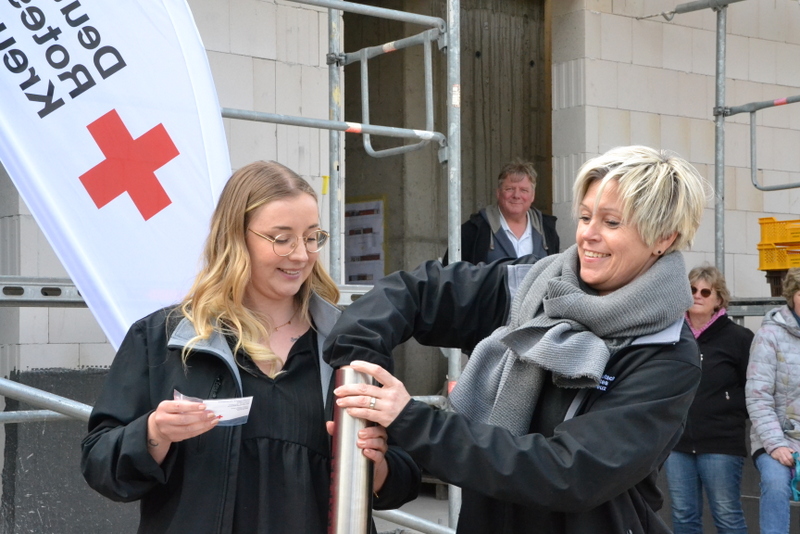 Bild zeigt, wie Frau Lea Schulz, spätere Leiterin der Einrichtung und die Teamleiterin Frau Stefanie Kelch, auch die Zeitkapsel befüllen