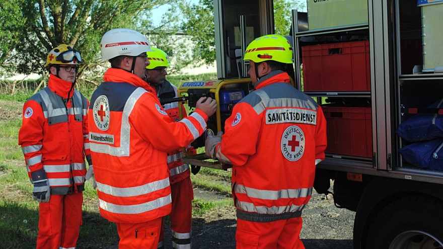 Bild zeigt Mitglieder des Sanitätszuges bei der Ausbildung