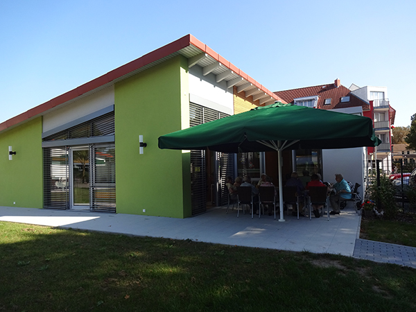 Terrasse mit Sonnenschirmen