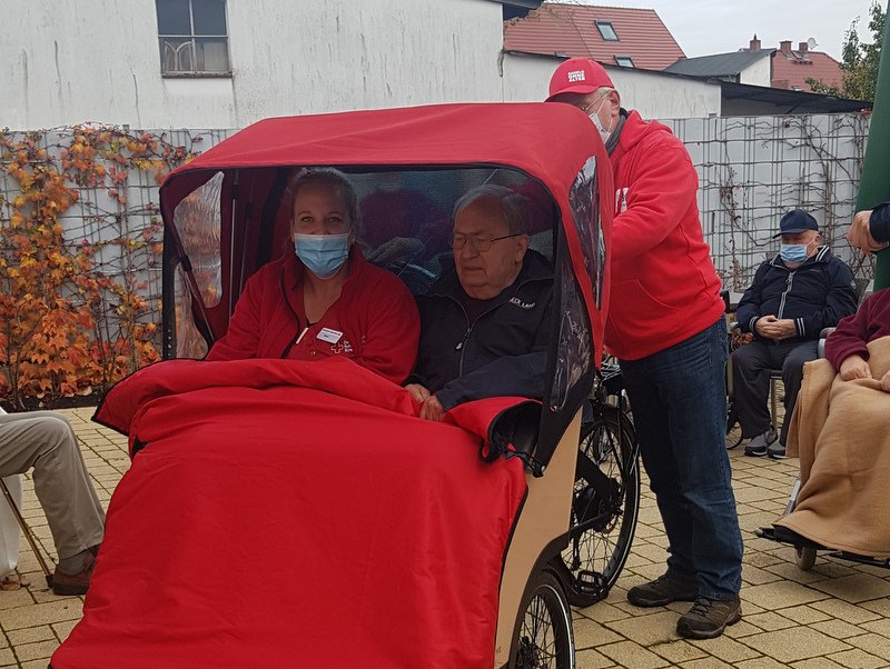 Probesitzen in der Rikscha Bild zeigt die Rikscha mit Tagesgästen der DRK Tagespflege Krakow