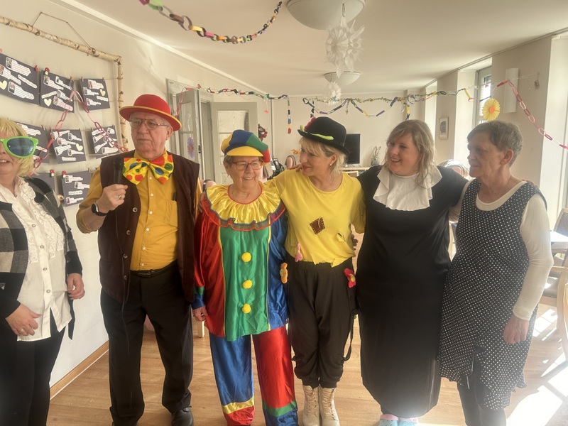 Bild zeigt Tagesgäste und Mitarbeitende in lustigen Kostümen bei der Veranstaltung zum Fasching
