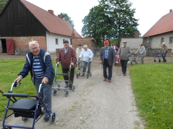 Senioren beim Spaziergang in Tellow