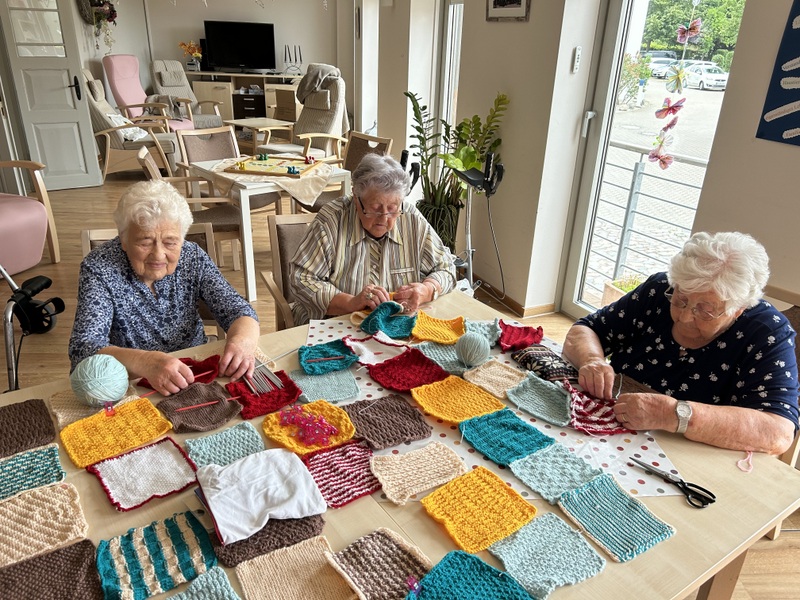 Bild zeigt das zusammennähen einer gestrickten Decke