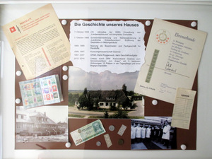 Tafel mit vielen alten Zeitdokumenten