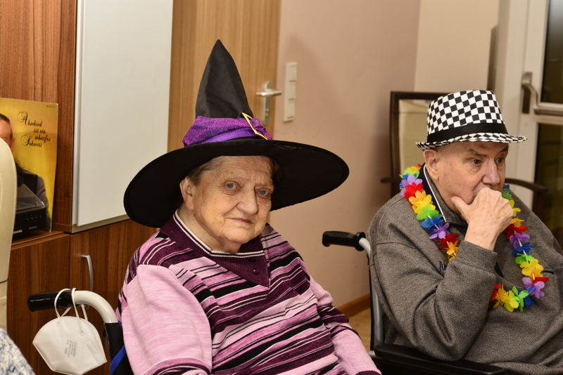Bild zeigt Senioren im Faschingskostüm