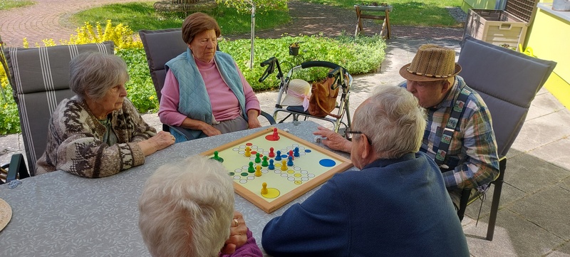 Bild zeigt Tagesgäste auf der Terasse beim spielen